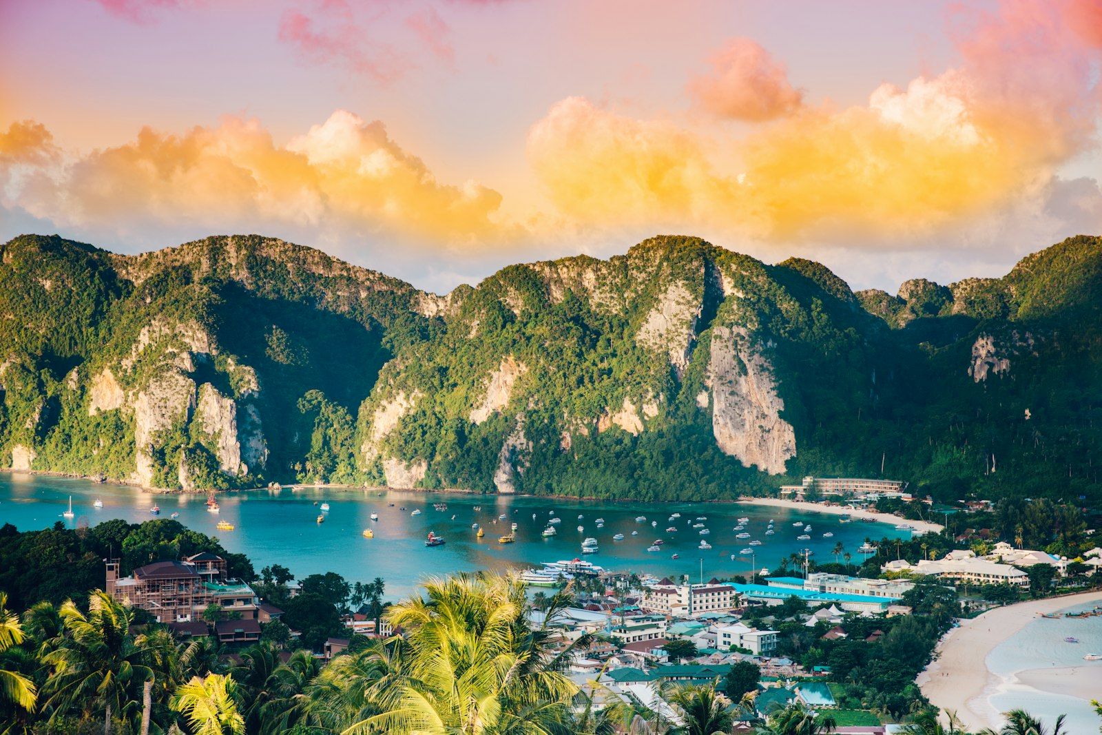 Phi Phi islands near Phuket, a reason to extend a Thailand tourist visa