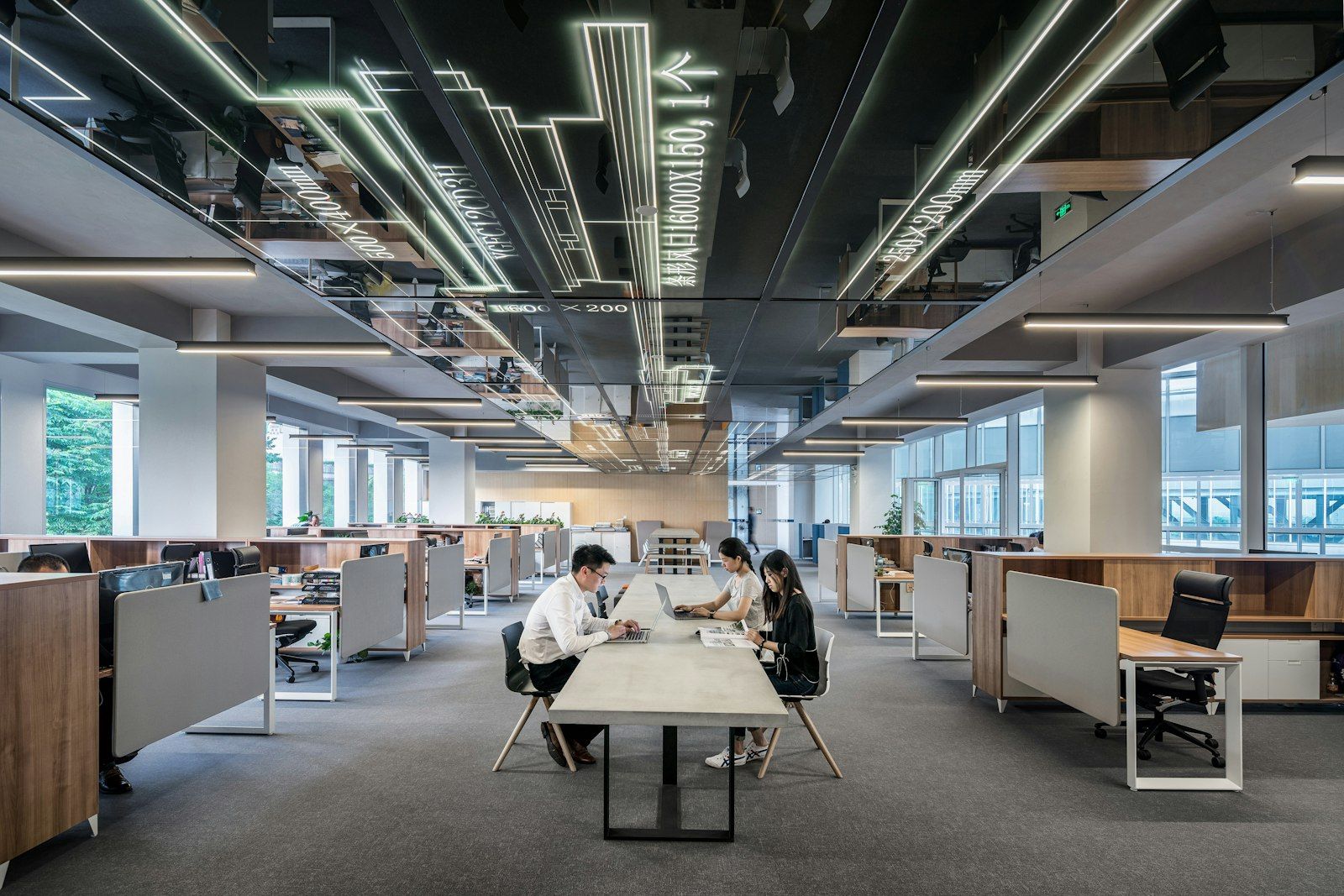 Großraumbüro eines thailändischen Unternehmens, in dem die Arbeitserlaubnis eines ausländischen Mitarbeiters gesponsert wird