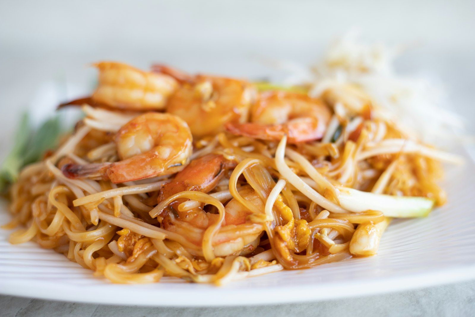 泰式炒福建风味面条配虾和豆芽，普吉岛街头小吃的主食