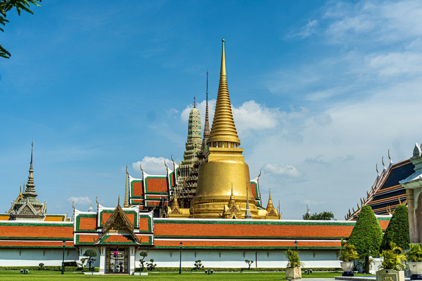 A gilded Bangkok temple of the Rattanakosin era founded under the Chakri kings