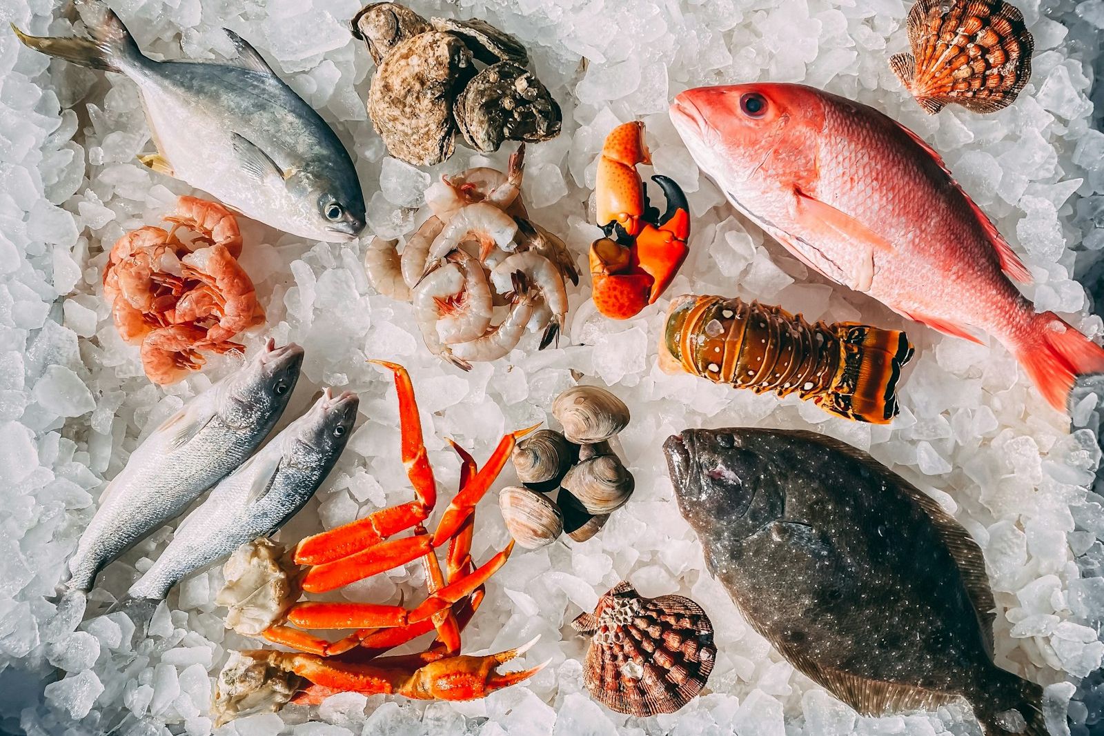 Свежие андаманские морепродукты на льду на рынке Пхукета, включая рыбу, креветок, крабов и лобстеров