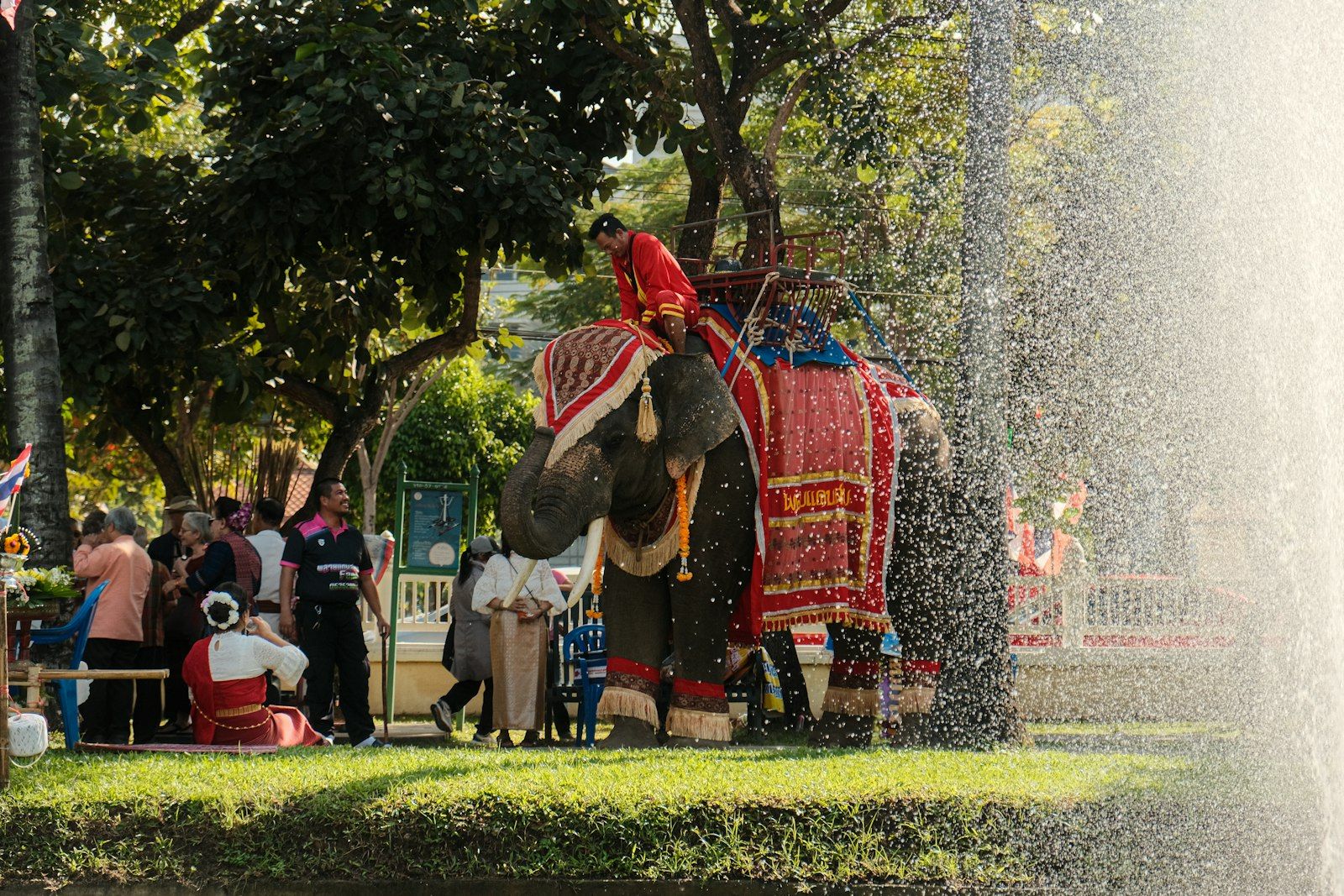Ein Elefant bespritzt eine begeisterte Menge während des Songkran-Festes in Thailand