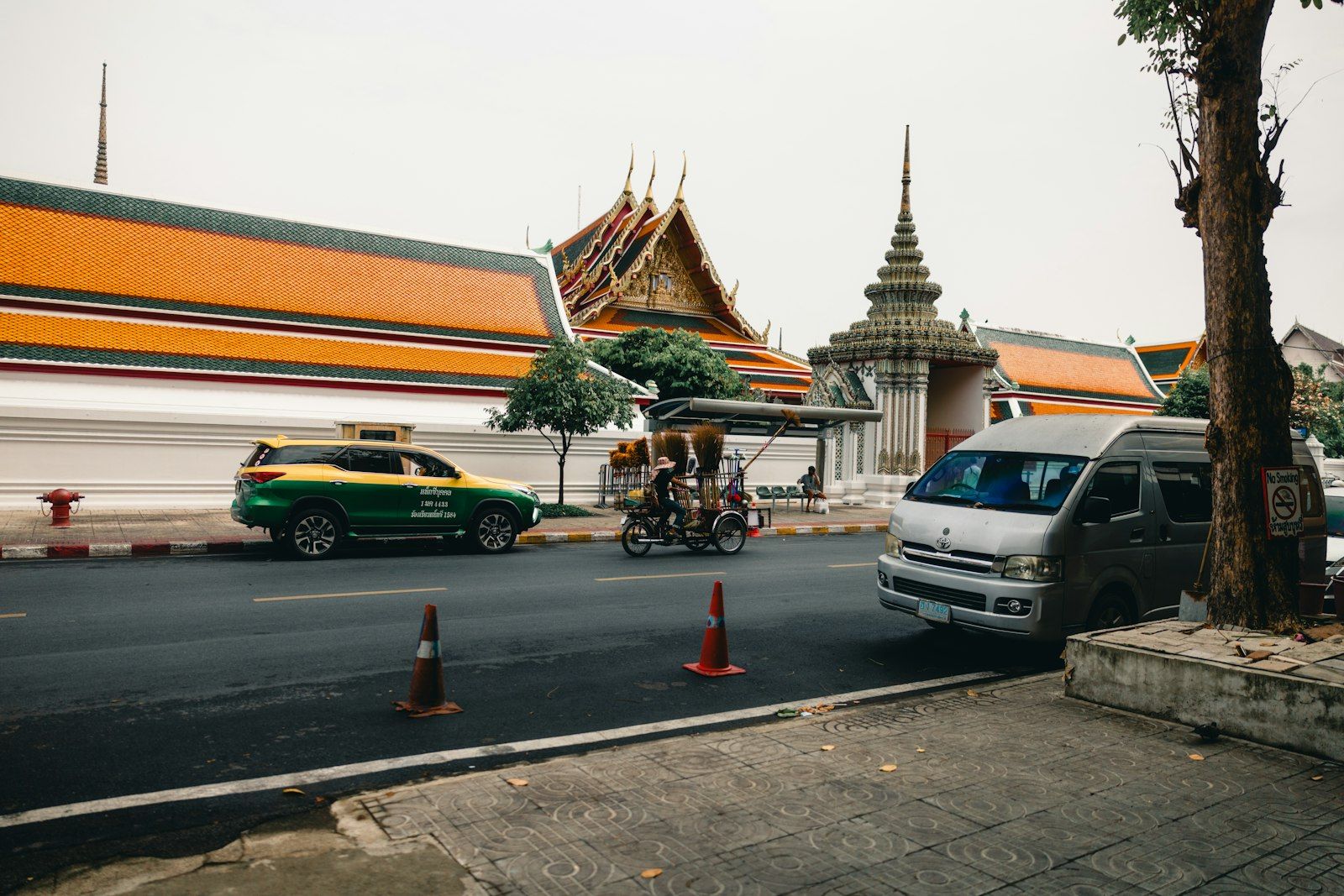 寺庙旁的曼谷街道，这是延长旅游停留的泰国签证跑常见经停点