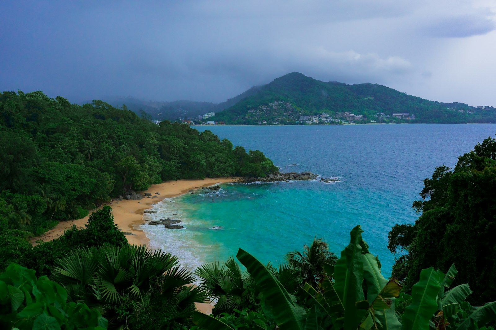 Eine Straße an der Westküste von Phuket, wie sie der Transfer vom Flughafen nach Patong nimmt