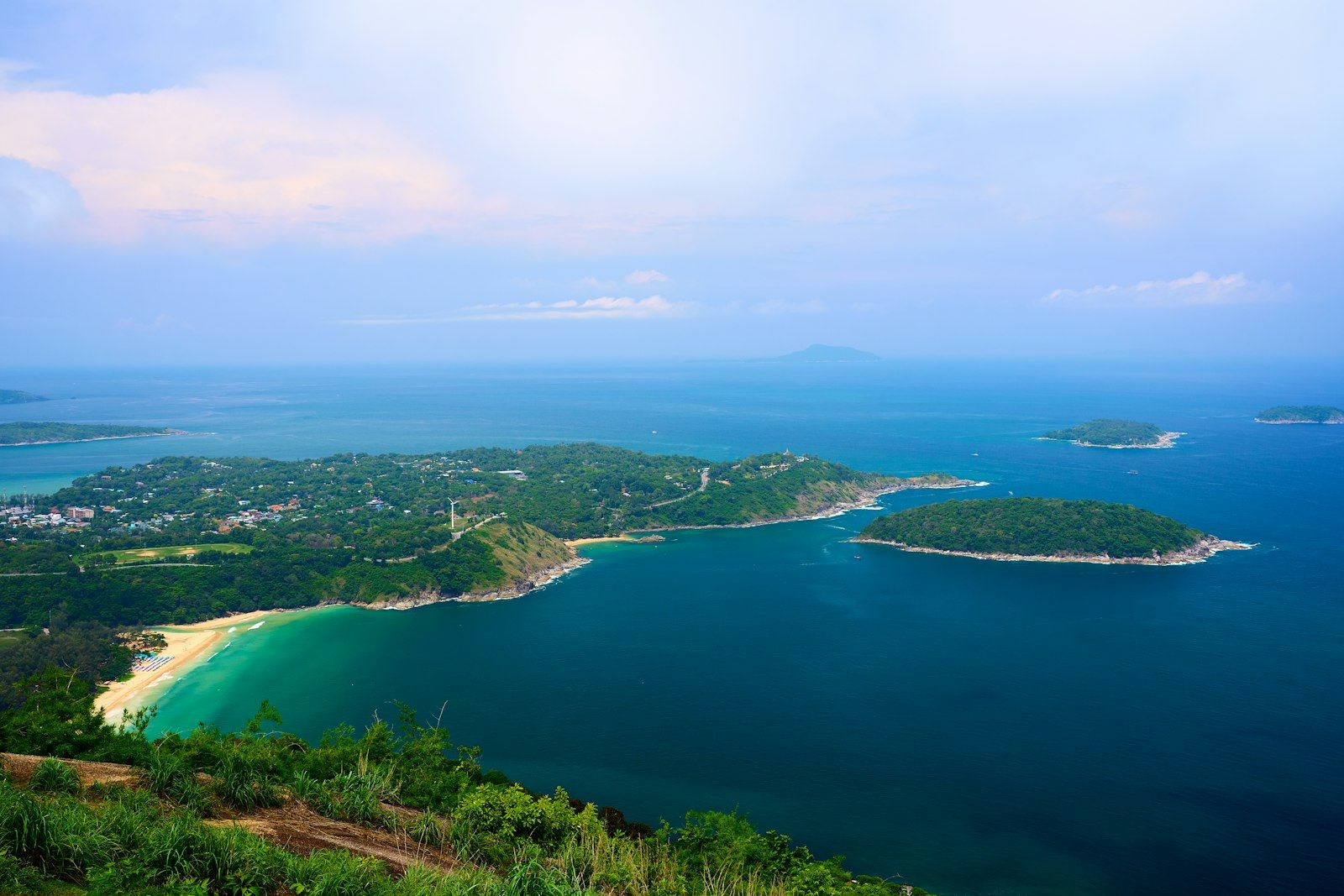 Inselhopping-Bedingungen vor Phuket mit klarem Wasser und Kalksteininseln