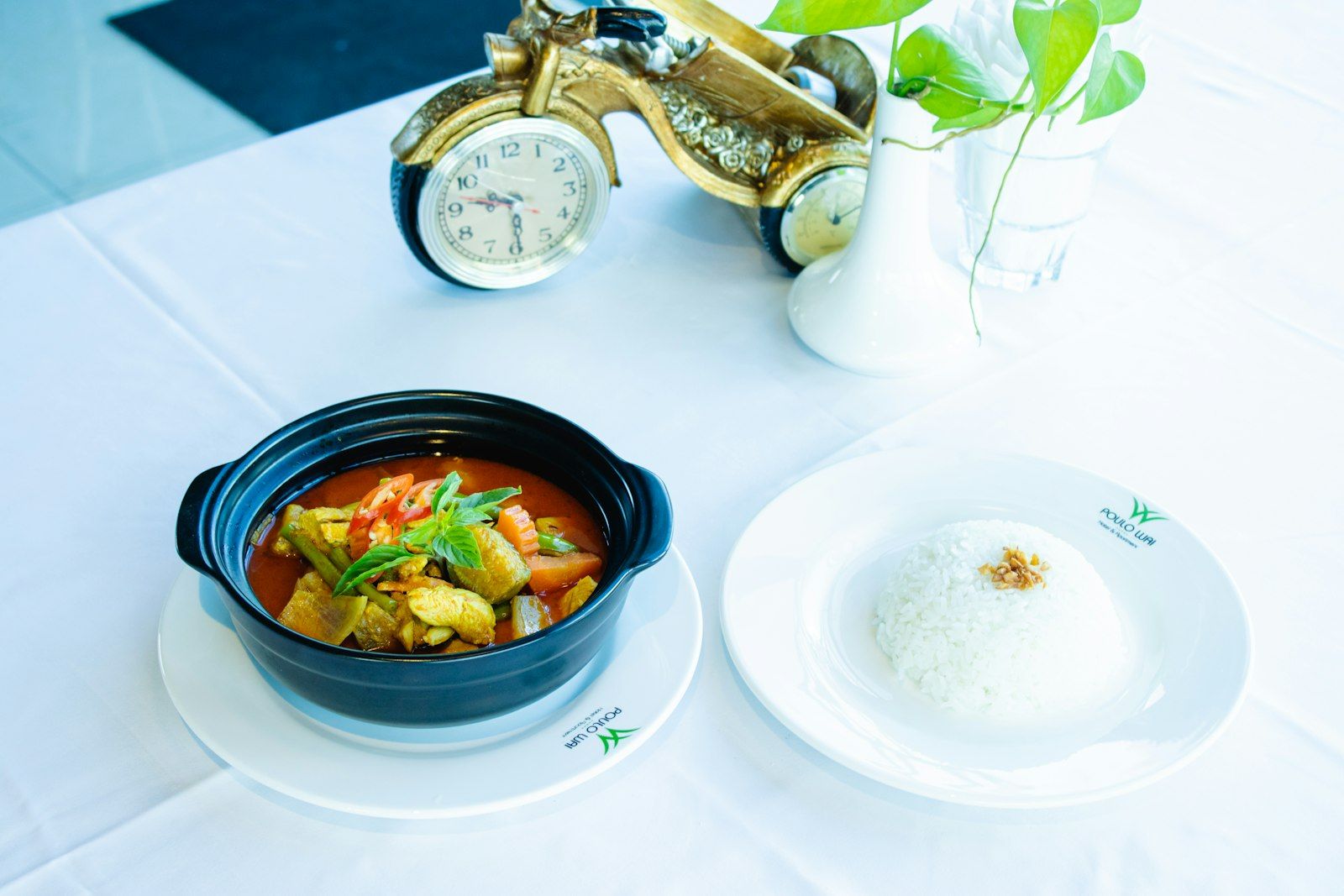 Ein reichhaltiges südthailändisches Curry, serviert mit Reis, um die Schärfe zu mildern