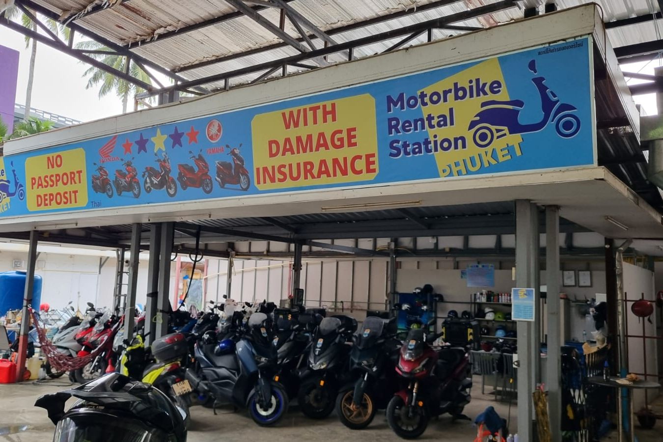 Führerschein Thailand Ausländer Bereitgestellte Mietroller in Phuket, wo Ausländer einen thailändischen Führerschein benötigen, um legal zu fahren