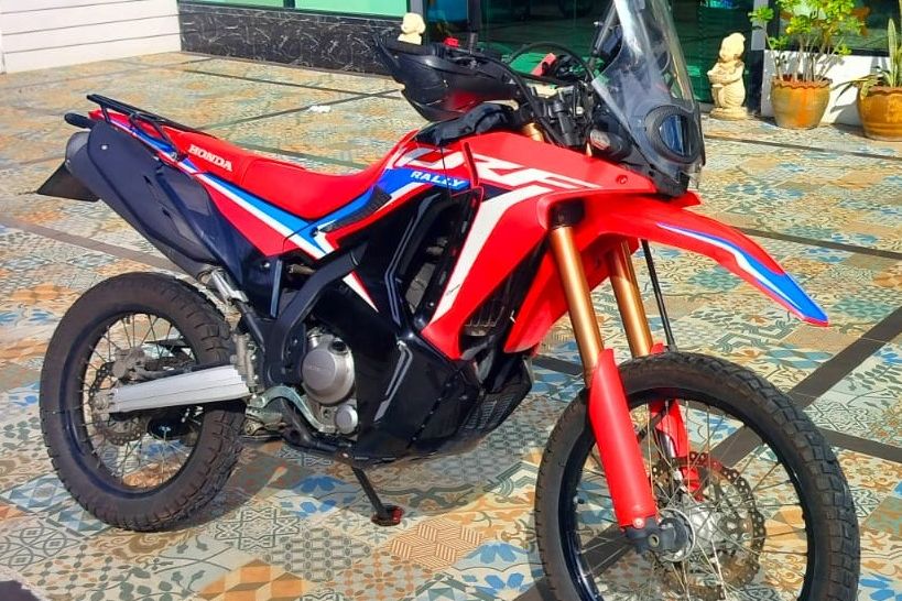 Umschreibung auf thailändischen Führerschein Offroad-Motorrad aus einem Verleih in Phuket, gefahren mit derselben thailändischen Standard-Motorradfahrerlaubnis