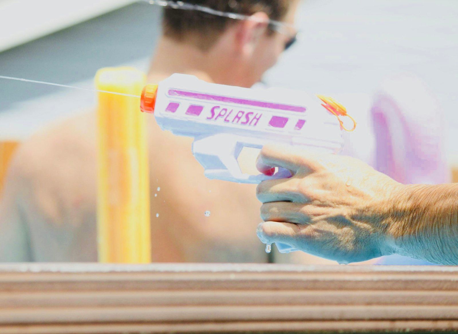 Eine bunt schillernde Wasserpistole, die unverzichtbare Waffe für Songkran